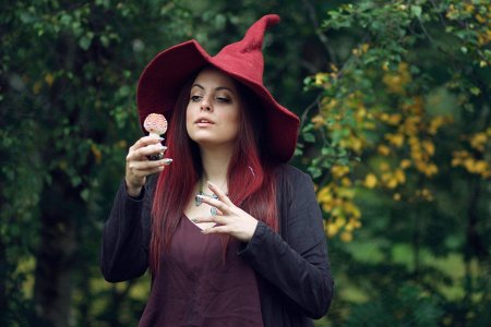 Девушка в ведьминской шляпе