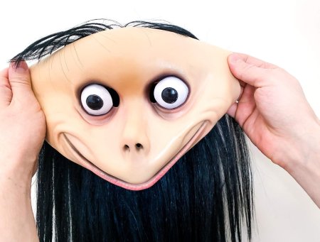 Страшная маска момо