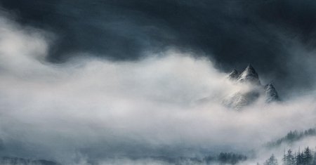 Гора в тумане