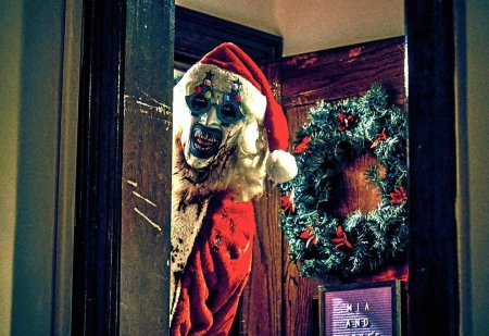 Ужасающий в костюме санты