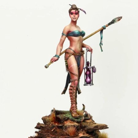 Фигурка женщина воин