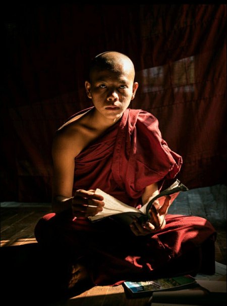 Тибетский монах медитирует