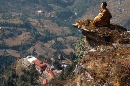 Монах в горах тибета