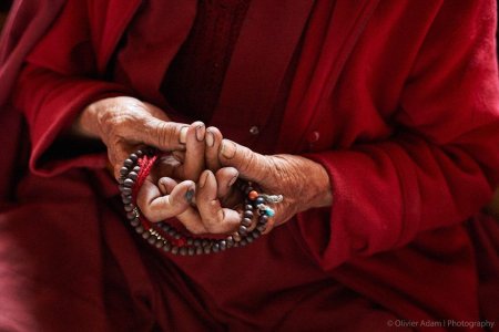 Мудра подношение мандалы в буддизме