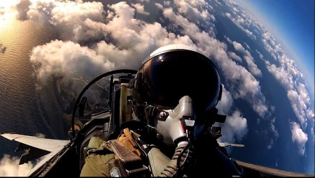 Пилот в истребителе