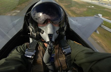 Пилот в истребителе