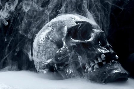 Череп в дыму
