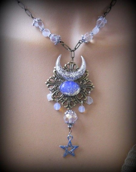 Украшения из лунного камня