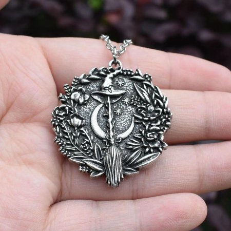 Подвеска в готическом стиле