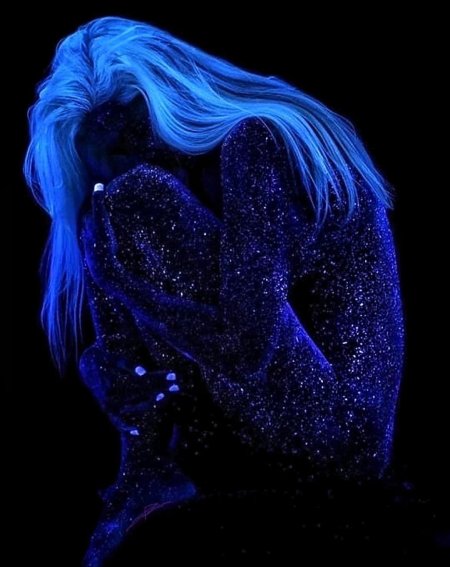 Синяя девушка