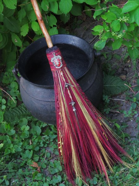 Ведьма на венике из сорго