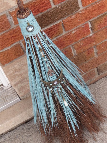 Кианит камень ведьмина метла