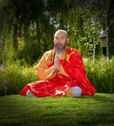 Монах шаолинь медитирует