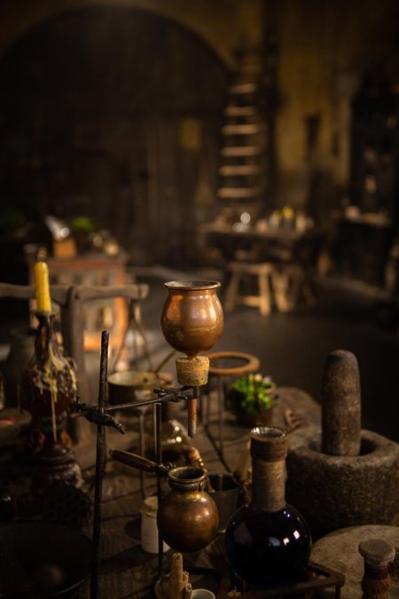 Средневековая лаборатория алхимика