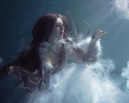 Девушки под водой