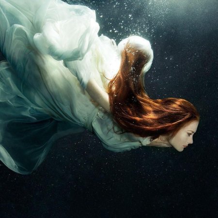 Девушка под водой