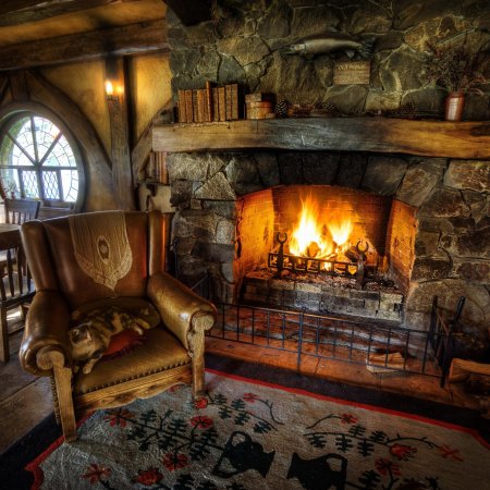 Уютная комната с камином