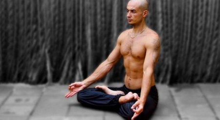 Мужчина в позе лотоса