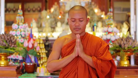 Буддийский монах в оранжевом