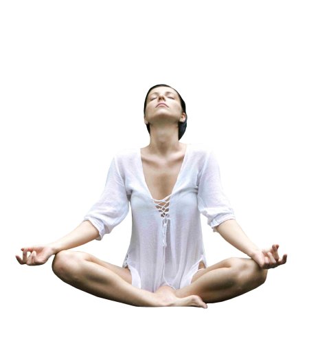 Женщина занимается йогой