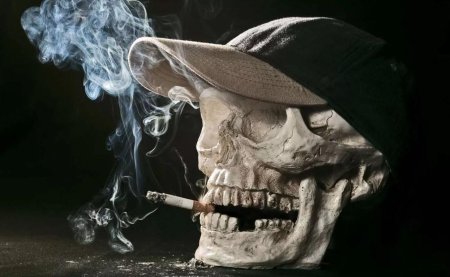 Череп с сигаретой в зубах