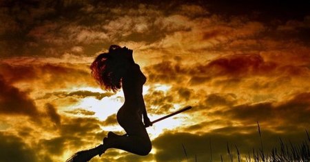 Рыжая ведьма на метле