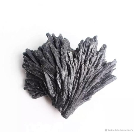 Кианит черный