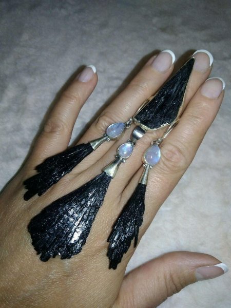 Кианит камень ведьмина метла