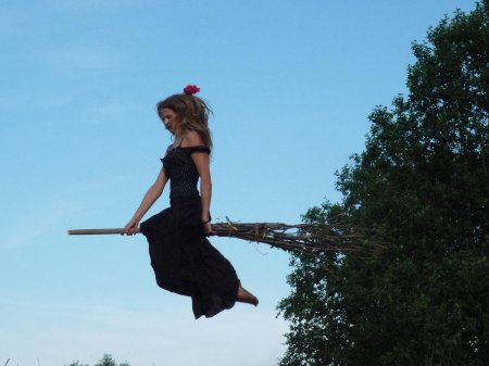 Девушка на метле