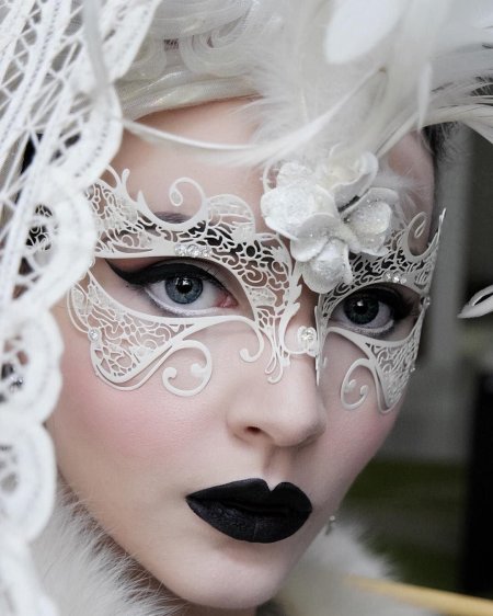 Женщина в карнавальной маске