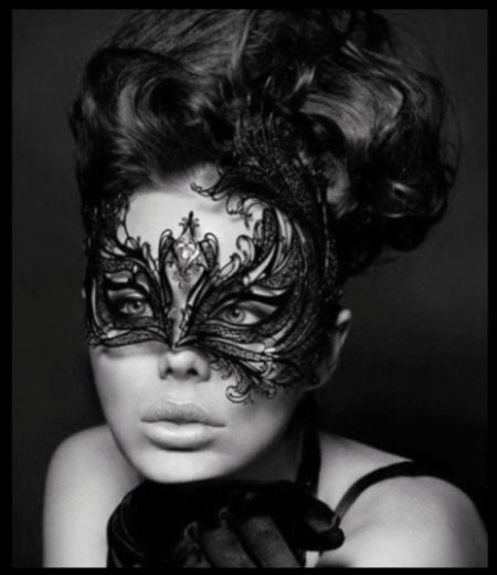 Женщина в маскарадной маске