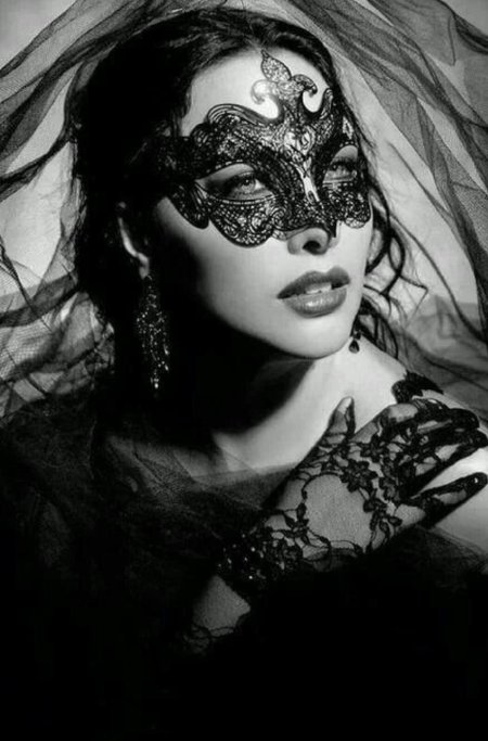 Девушка в маске