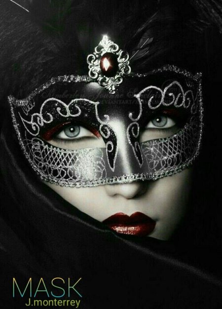 Девушка в маске