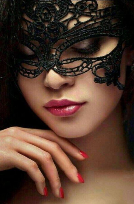 Женщина в маске