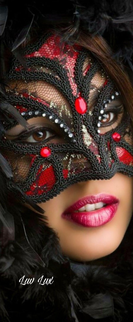 Девушка в маске