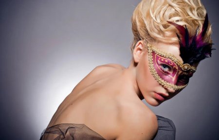 Девушка в маске