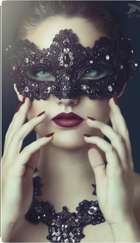 Девушка в маске