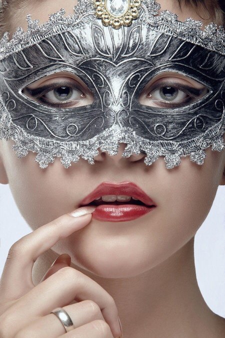 Девушка в карнавальной маске