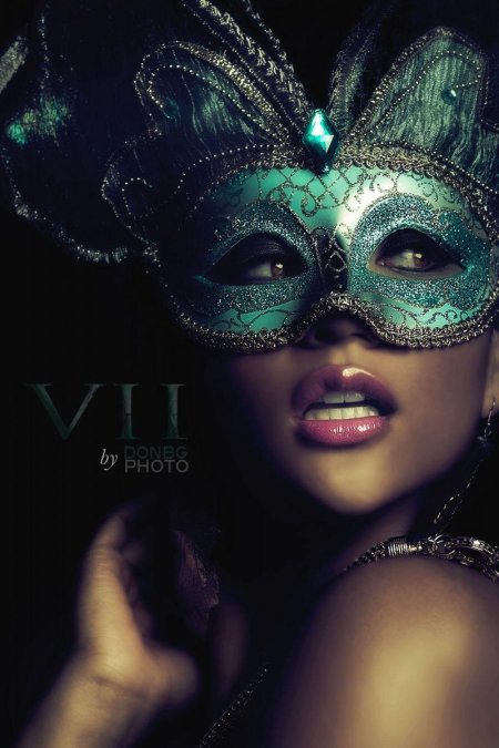 Девушка в карнавальной маске