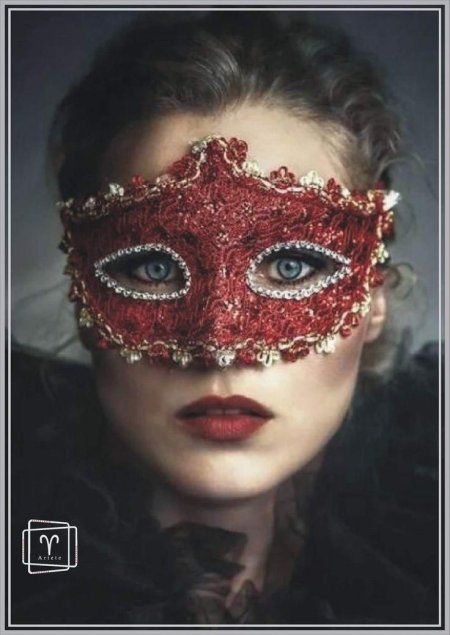 Девушка в карнавальной маске