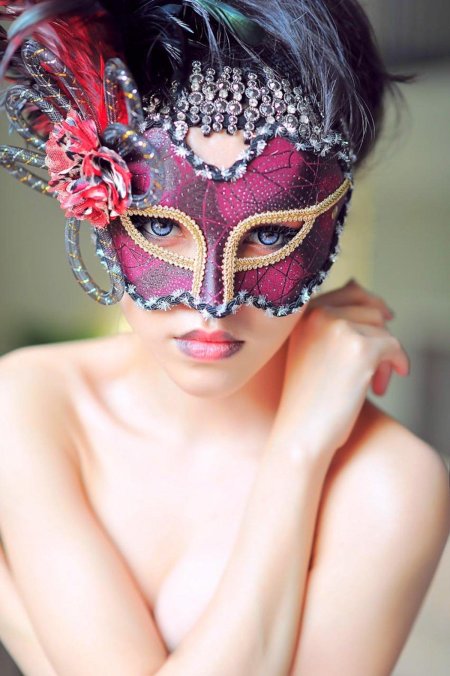 Девушка в карнавальной маске