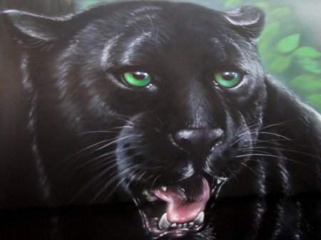 Черная пантера с зелеными глазами