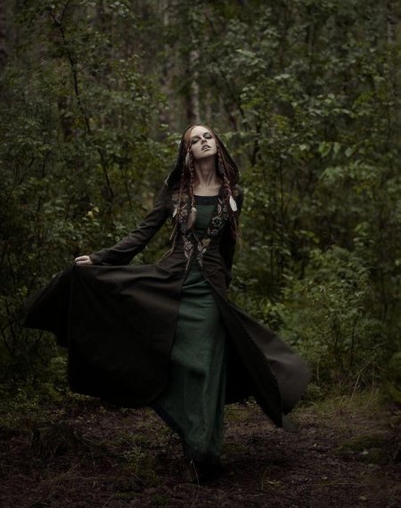 Средневековая ведьма