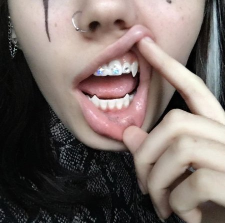 Пирсинг вампирские клыки