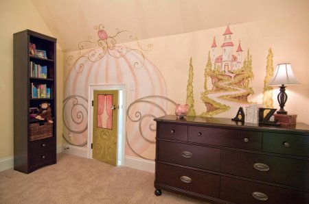 Роспись стен в комнате девочки