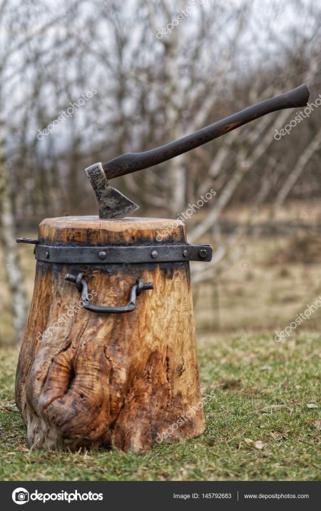 Топор расщеплять древесину