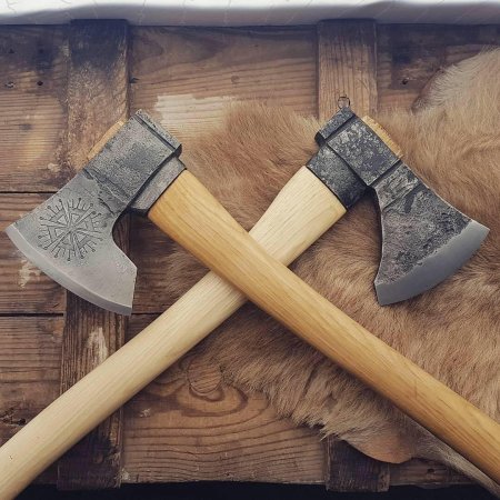 Топор красивый