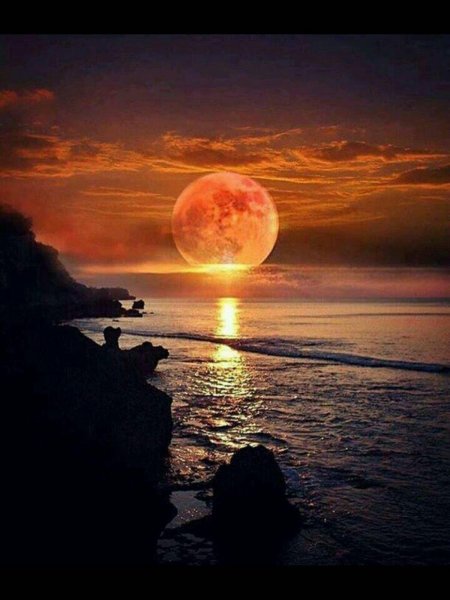 Луна на закате