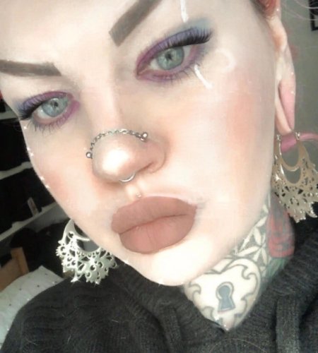 Пирсинг носа с цепочкой