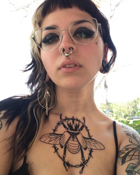 Девушка с татуировками